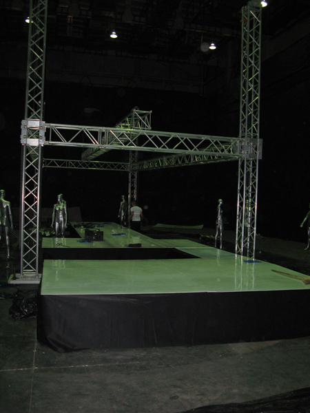Установка фермовой конструкции и подиума для ТВ шоу "ШОПОГОЛИКИ" на MTV.