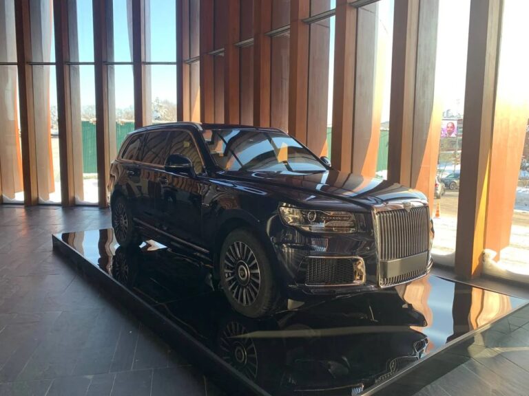 Подиум под Aurus в КЗ «Барвиха Luxury Village»
