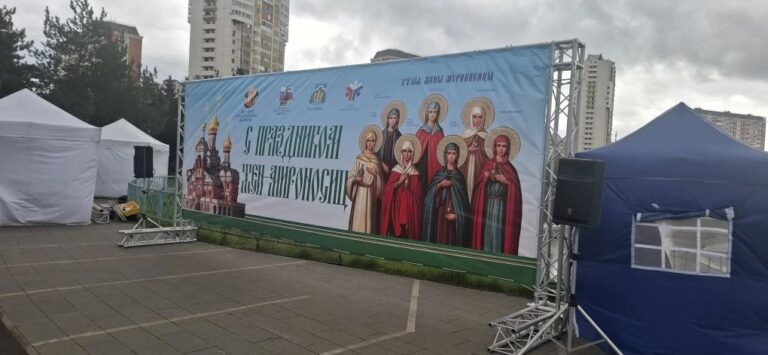 Установка фермовой конструкции под баннер 8.5 × 3.5 метра